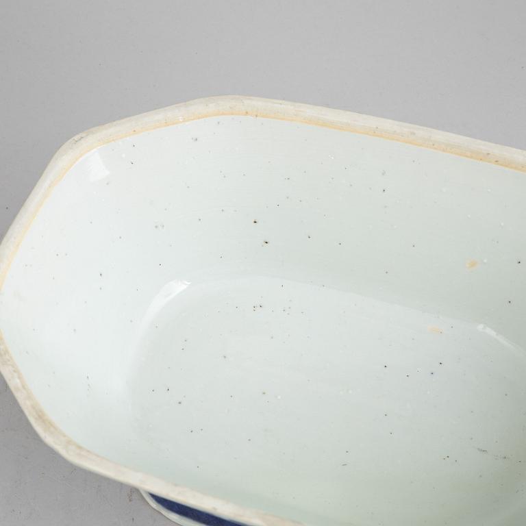 A blue and white tureen with cover, Qing dynasty, Qianlong (1736-95).