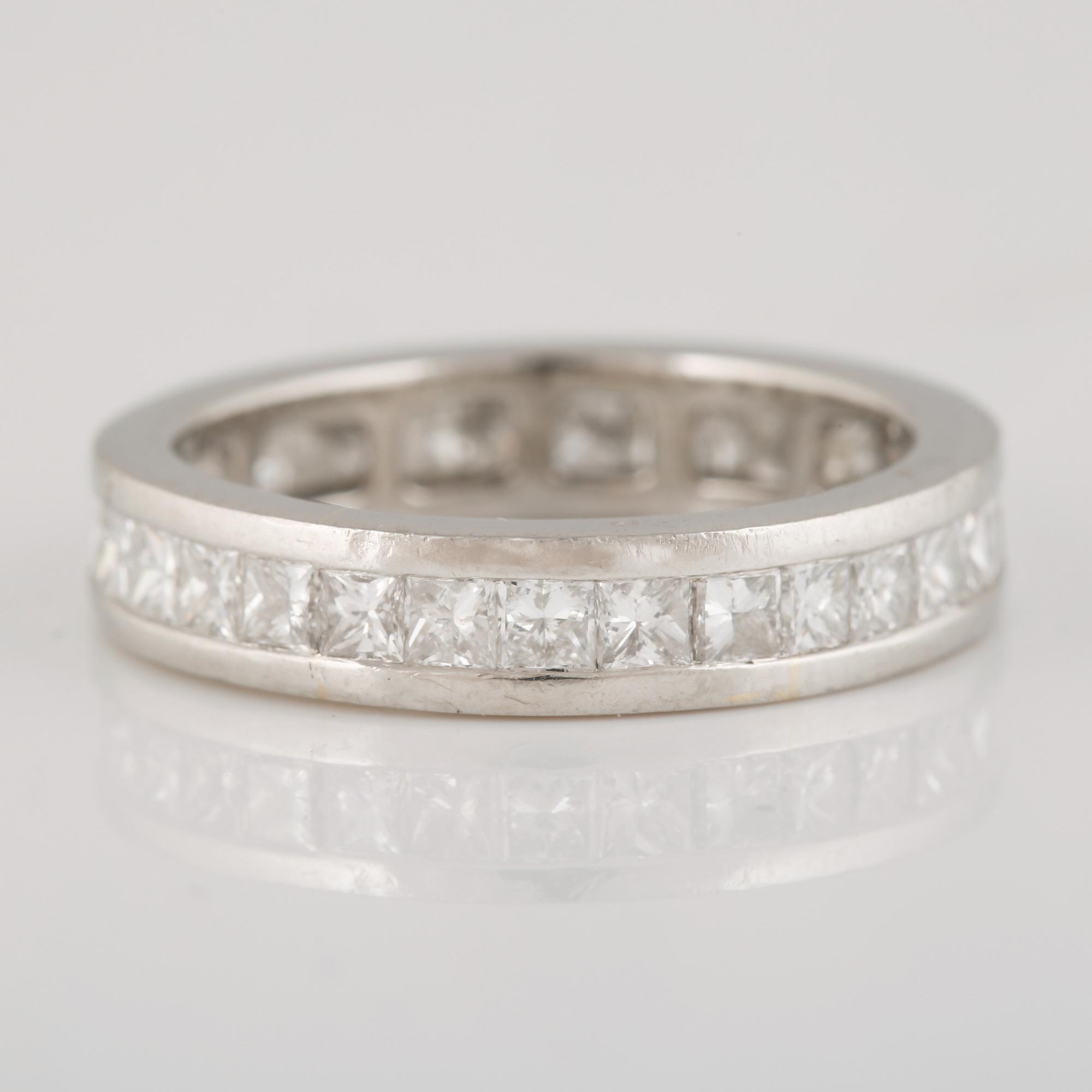 RING, platina med prinsesslipade diamanter ca 2.50 ct. Vikt 5,4 gram.