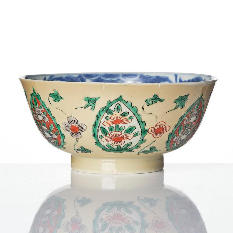 Skål samt fat, porslin. Qingdynastin, Kangxi (1662-1722).