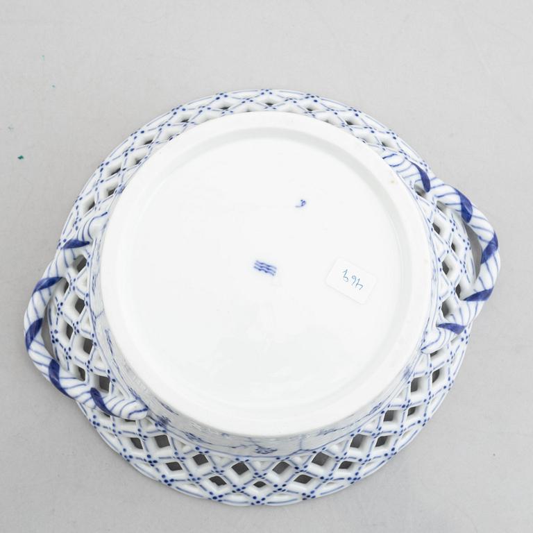 A 'Blue Fluted' / 'Musselmalet' porcelain fruit basket with stand, Royal Copenhagen, 19th century.