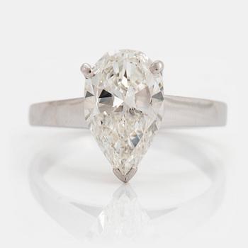 1061. An 18K white gold ring set with a pear shaped brilliant-cut diamond 2.12 cts G vs 1.