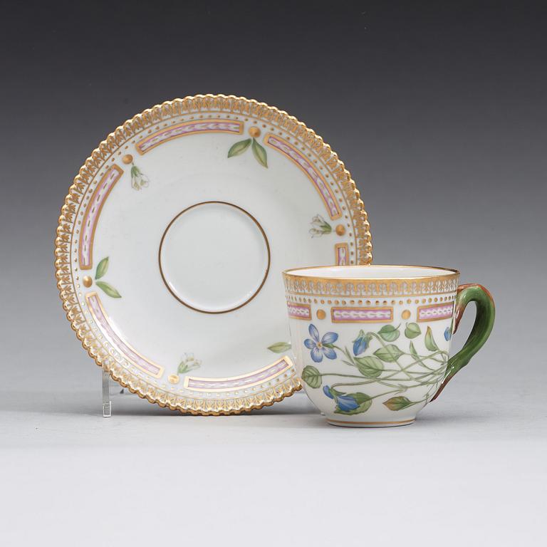 KAFFEKOPPAR med FAT, nio stycken, porslin. "Flora Danica", Royal Copenhagen, Danmark.