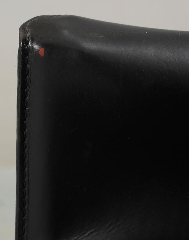 KARMSTOLAR, ett par, "CAB", Mario Bellini, Cassina, Italien. Modellen formgiven 1977.