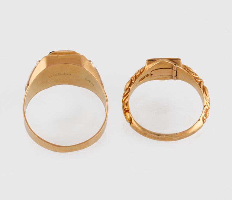 RINGAR, 2 st, 18K guld, emalj samt onyx. Vikt 8,9 gram.