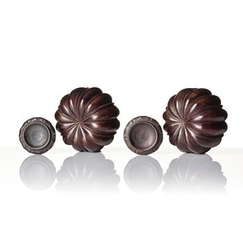 Weiqiaskar med lock, ett par, hardwood. Kina, troligen Republik.