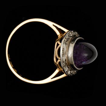 RING, guld 18K, cabochonslipad ametist, Sverige 1950. Vikt ca 3 gram.