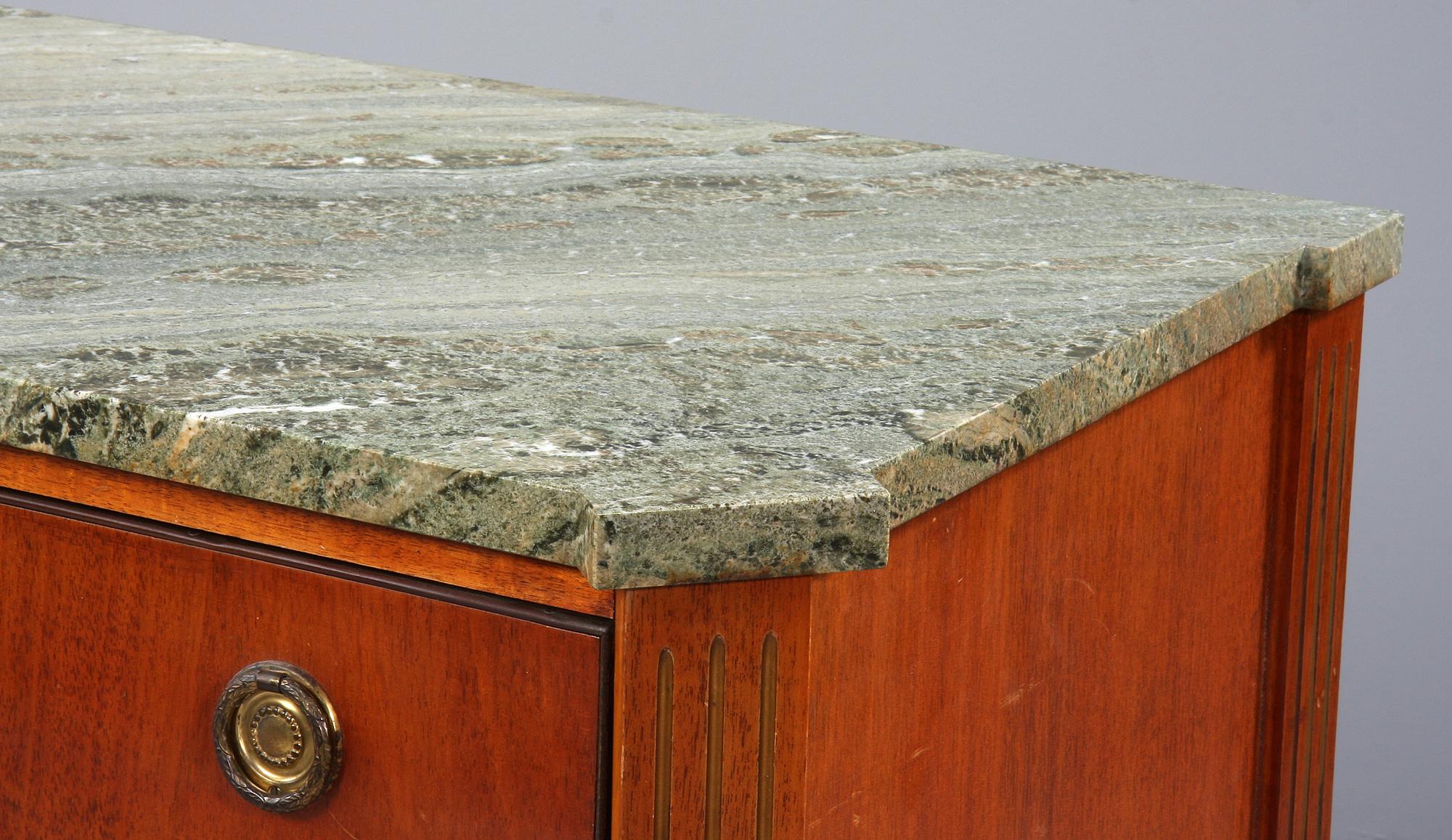 BYRÅ, sengustaviansk stil, 1900-talets första hälft.