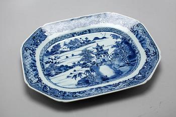 A chinese blue and white serving dish and two plates, 18th century and from the around year 1800.