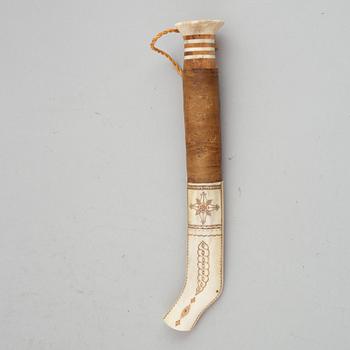 Svan Erik Lampinen, a Sami reindeer horn knife, Kiruna, signed.