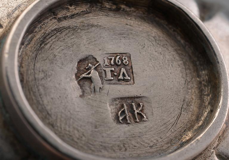 TSARKKA / VODKAKUPPI, Yaroslavl, Venäjä 1768 sekä TUMLARI, hopeaa, ei leimattu. Kok. paino 74 g.