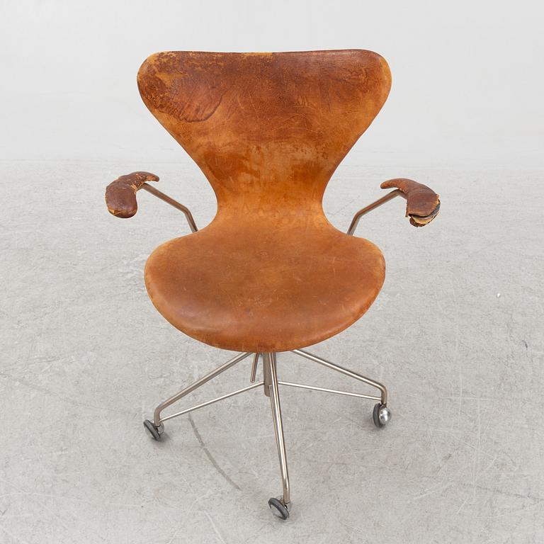 Arne Jacobsen, "Series 7" desk chair, Fritz Hansen Denmark.