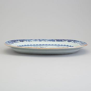 A blue and white export porcelain dish, Qing dynasty, Qianlong (1736-95).