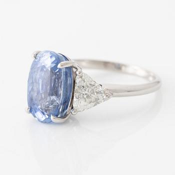 Ring med safir och triangelslipade diamanter.