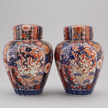 A pair of Japanese imari vases with covers, Meiji (1868-1912).