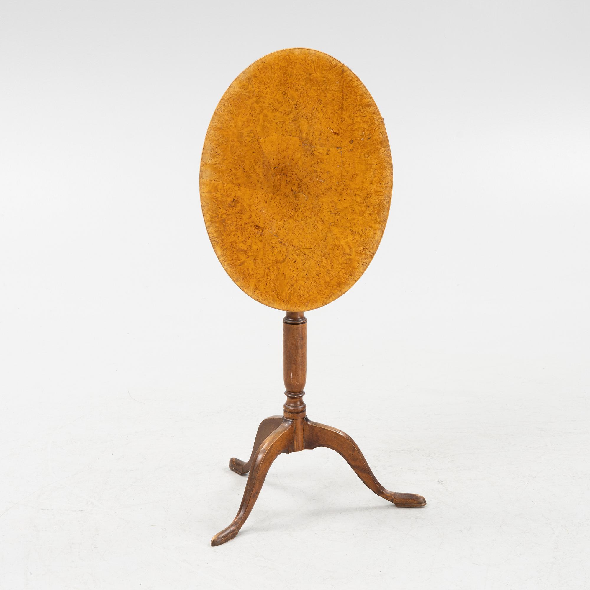 A late Gustavian tilt top table from around the year 1800.