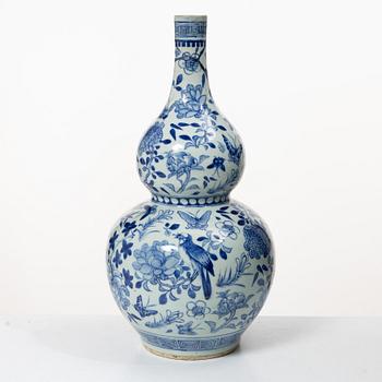 A blue and white kalebass shaped vase, Qing dynasty, 19th century.