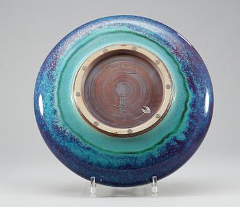 A Berndt Friberg stoneware dish, Gustavsberg Studio 1965.