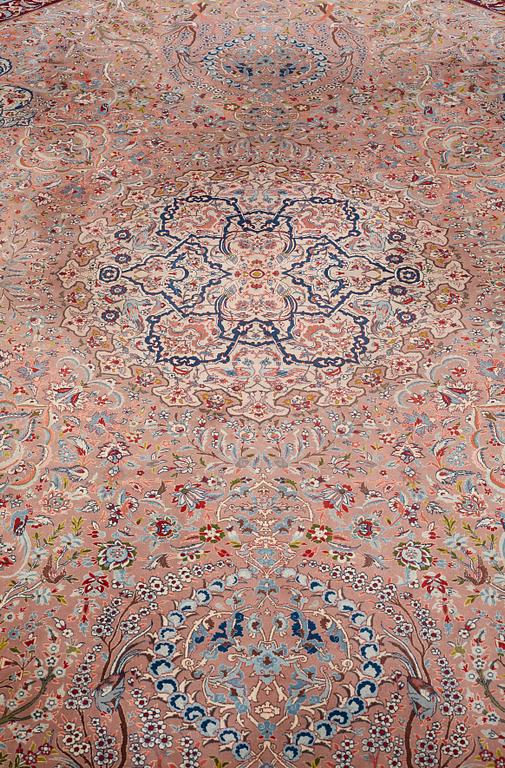 A CARPET, Old Esfahan, ca 416 x 305 cm (+ the ends have 5,5 and 7 cm flat weave).