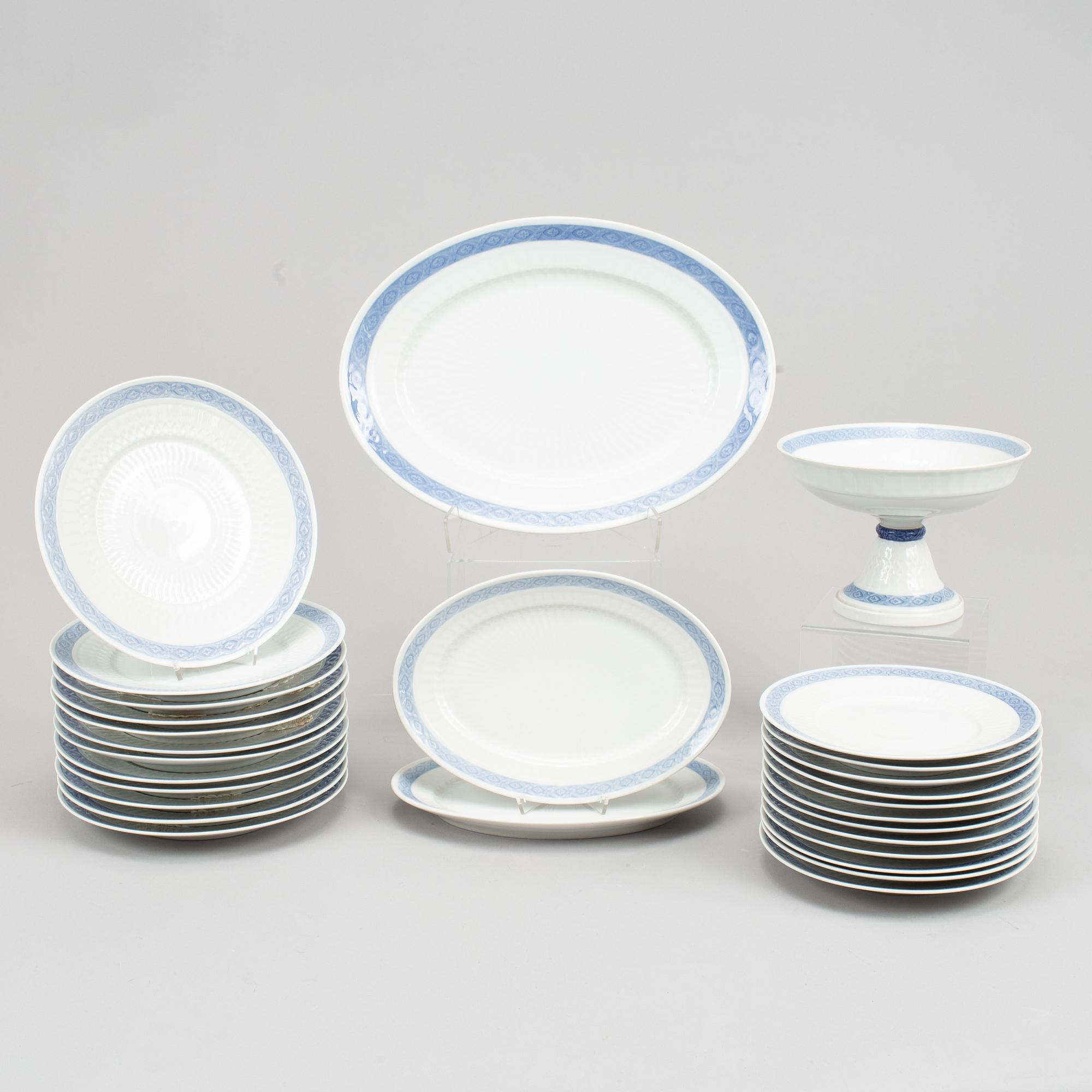 A Royal Copenhagen porcelain service "Blå vifte" by Arnold Krog, 28 pcs, Denmark.