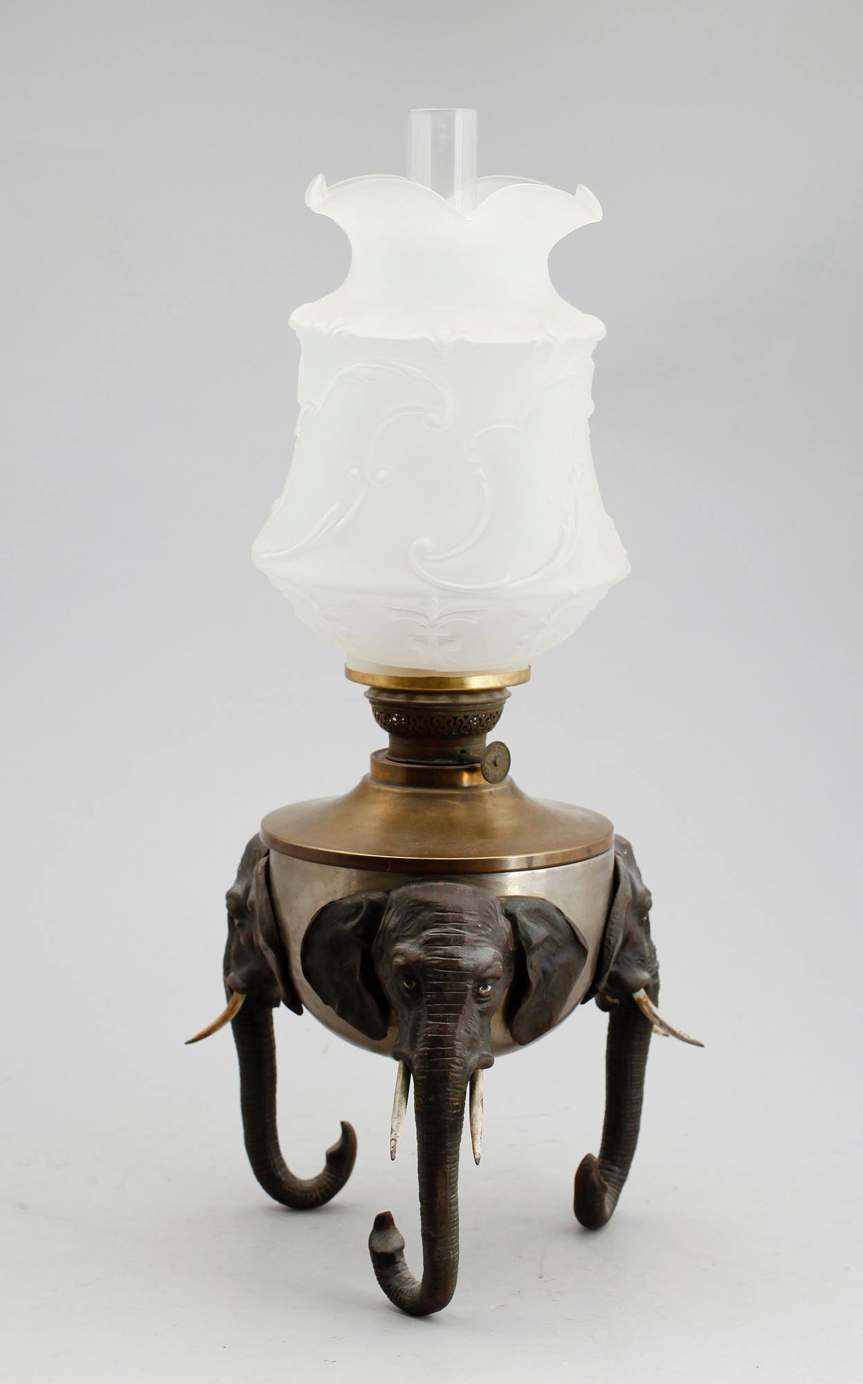 BORDSFOTOGENLAMPA, mässing, sekelskiftet 1900.