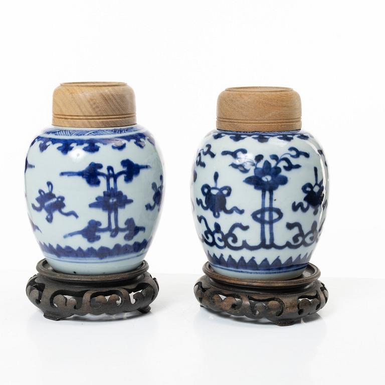 Two similar blue and white porcelain tea jars, China, Qingdynasty, 18th century.