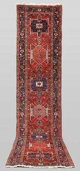 A semi-antique Heriz runner carpet, c. 482 x 104 cm.