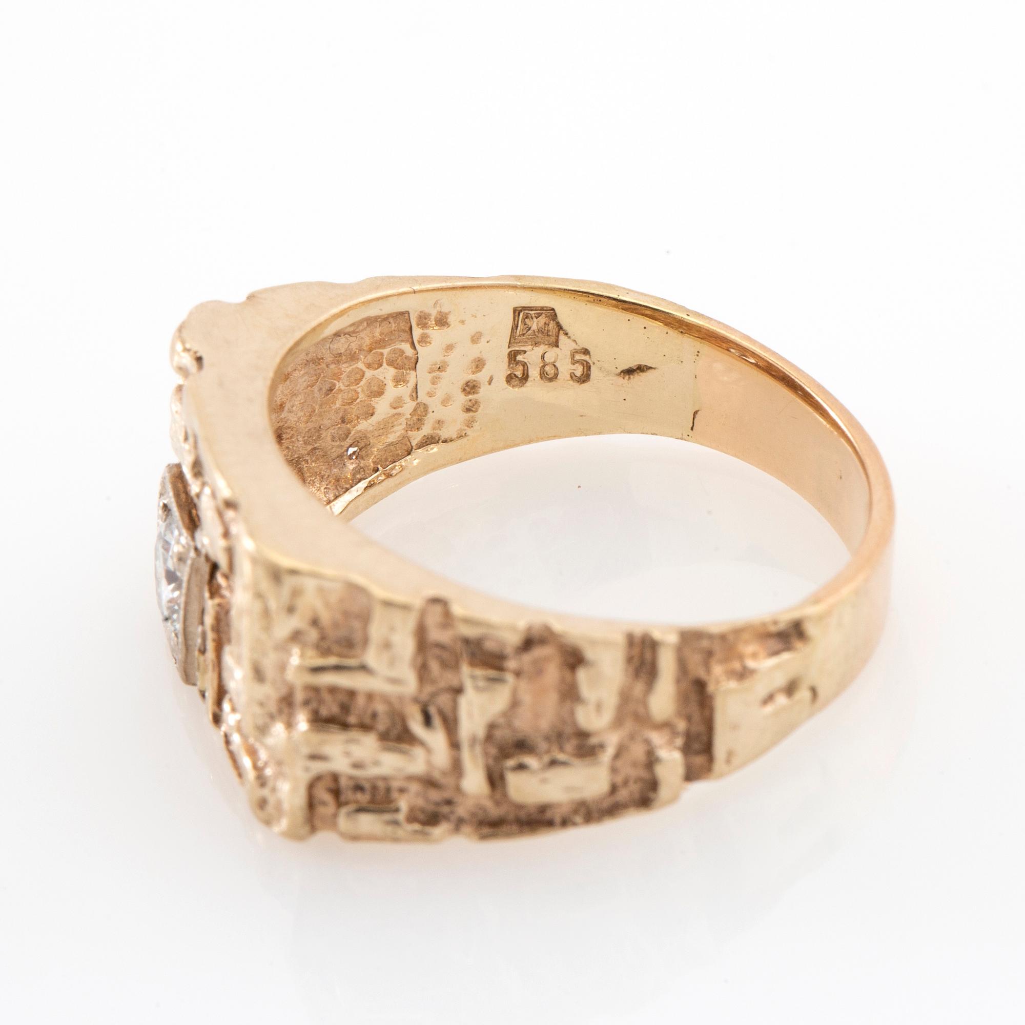 Ring/Claw ring 14K gold with a round brilliant-cut diamond.