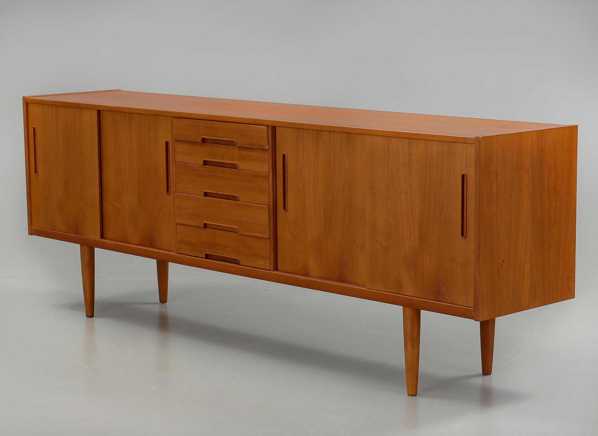 SIDEBOARD, kring 1900-talets mitt.