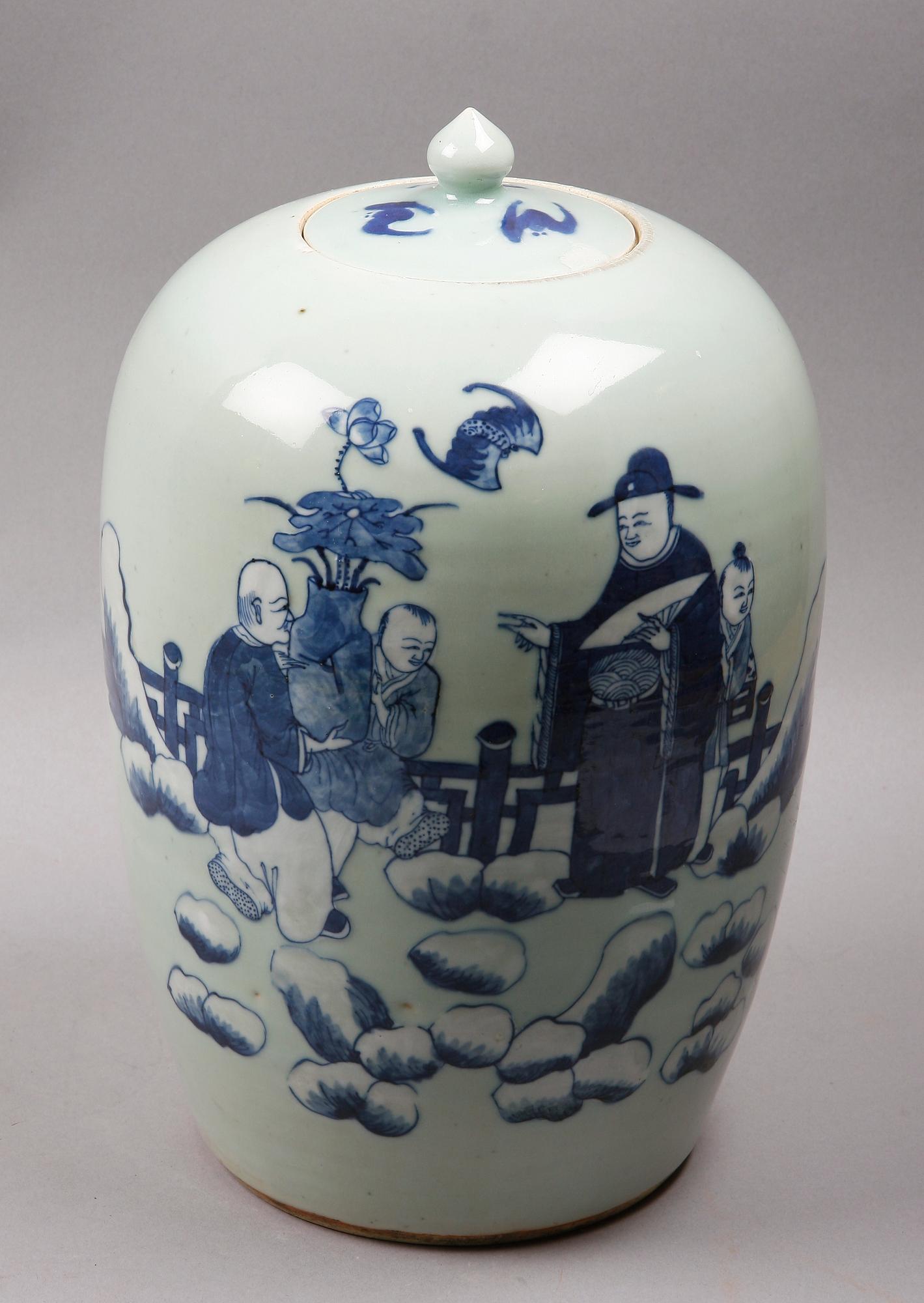 URNA MED LOCK, porslin, Kina. 1900-tal.