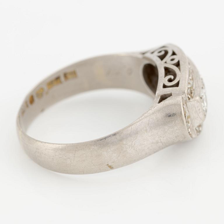 Ring, 18K white gold with brilliant-cut diamonds.
