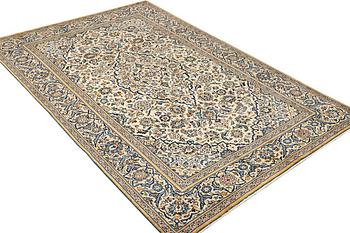 A Kashan carpet, a. 316 x 196 cm.