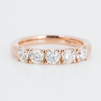 An 18K rose gold ring set with round brilliant-cut diamonds.