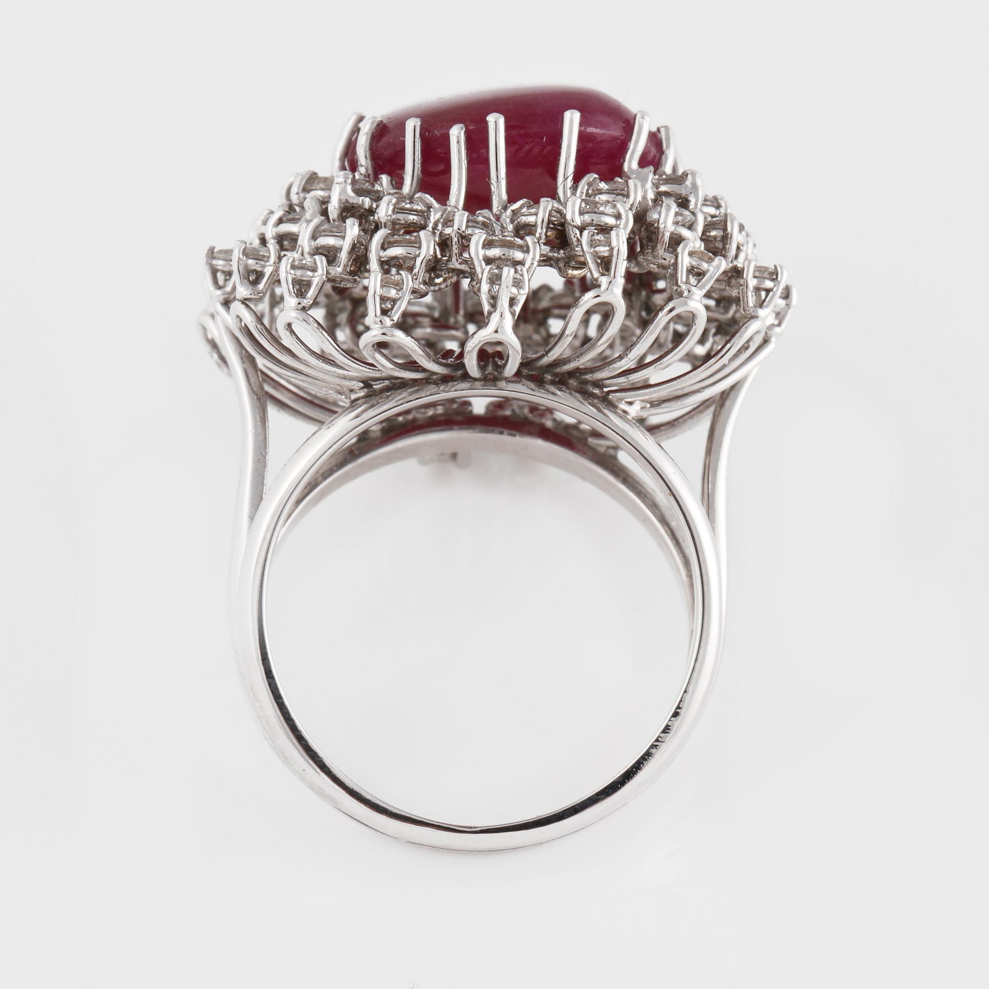 RING, 18K vitguld med naturlig cabochonslipad rubin, 16.15 ct samt små briljantslipade diamanter. Vikt 14,1 gram.