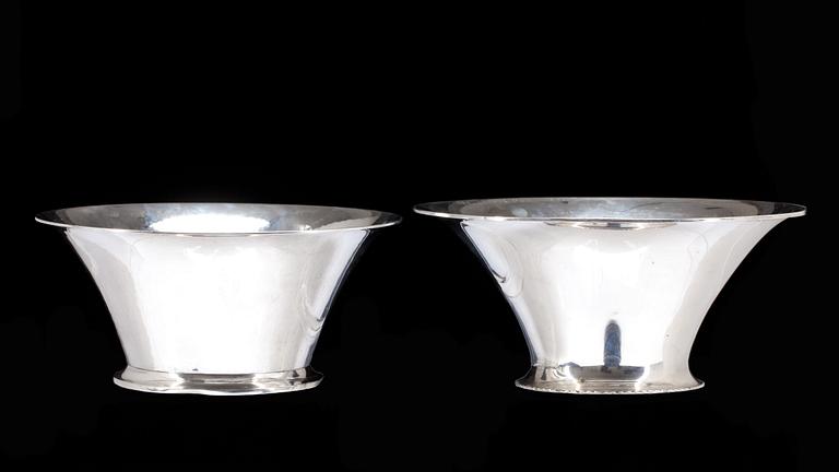 SKÅLAR, 2 st, silver. Bland annat K G Markström, 1933, Uppsala. Vikt ca 554g.