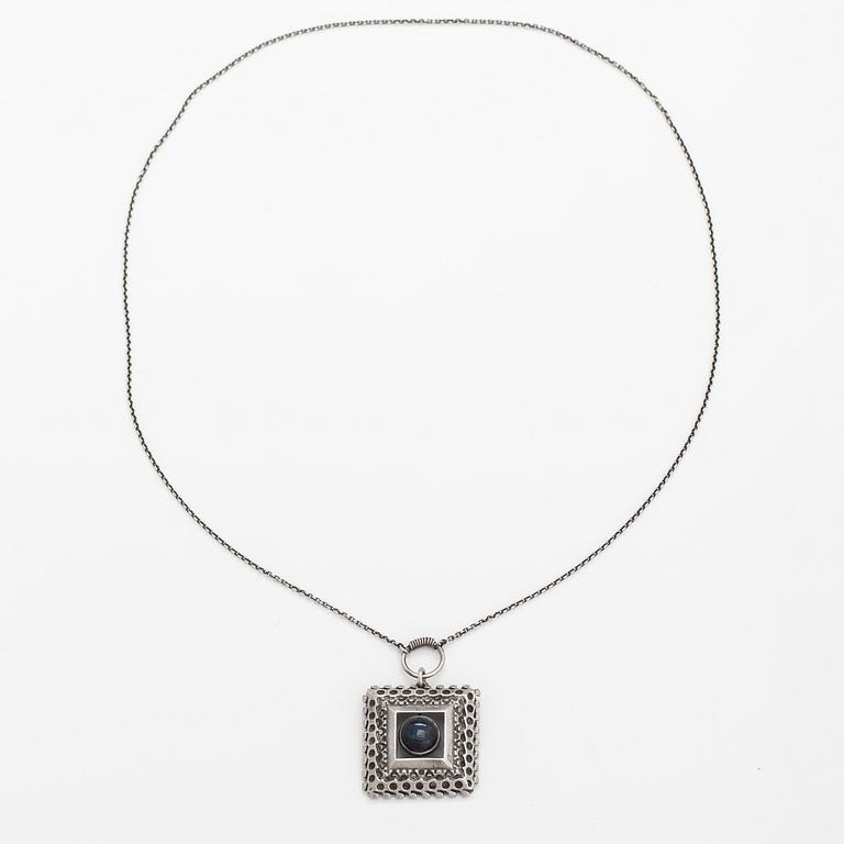 Pentti Sarpaneva, A silver necklace with a spectrolite, model 1413. Kalevala Koru, Helsinki 1968.