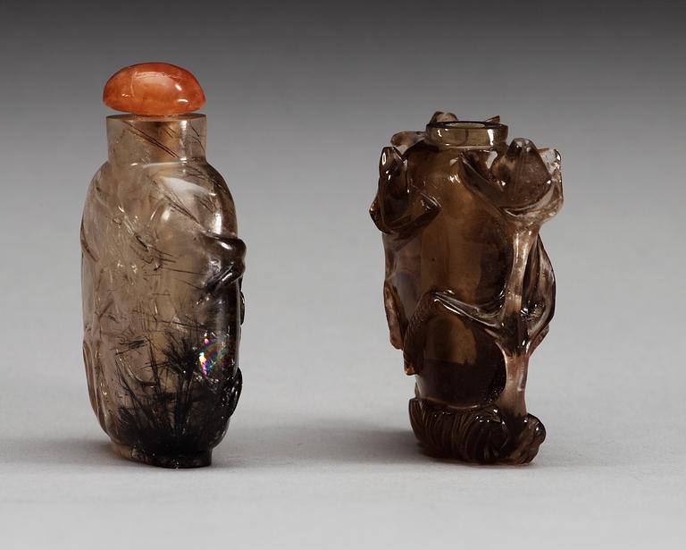 A hair crystal snuff bottle and a quartz snuff bottle.
