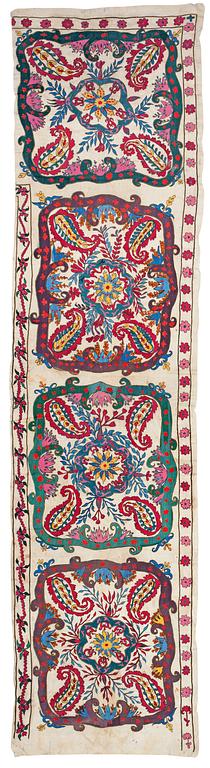 ANTIKT/SEMIANTIKT SUZANI BRODERI. 342 x 86 cm. Uzbekistan.