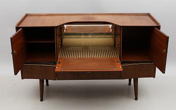 SIDEBOARD, 1900-talets första hälft.