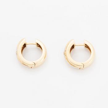 Örhängen, kreoler med briljantslipade diamanter.