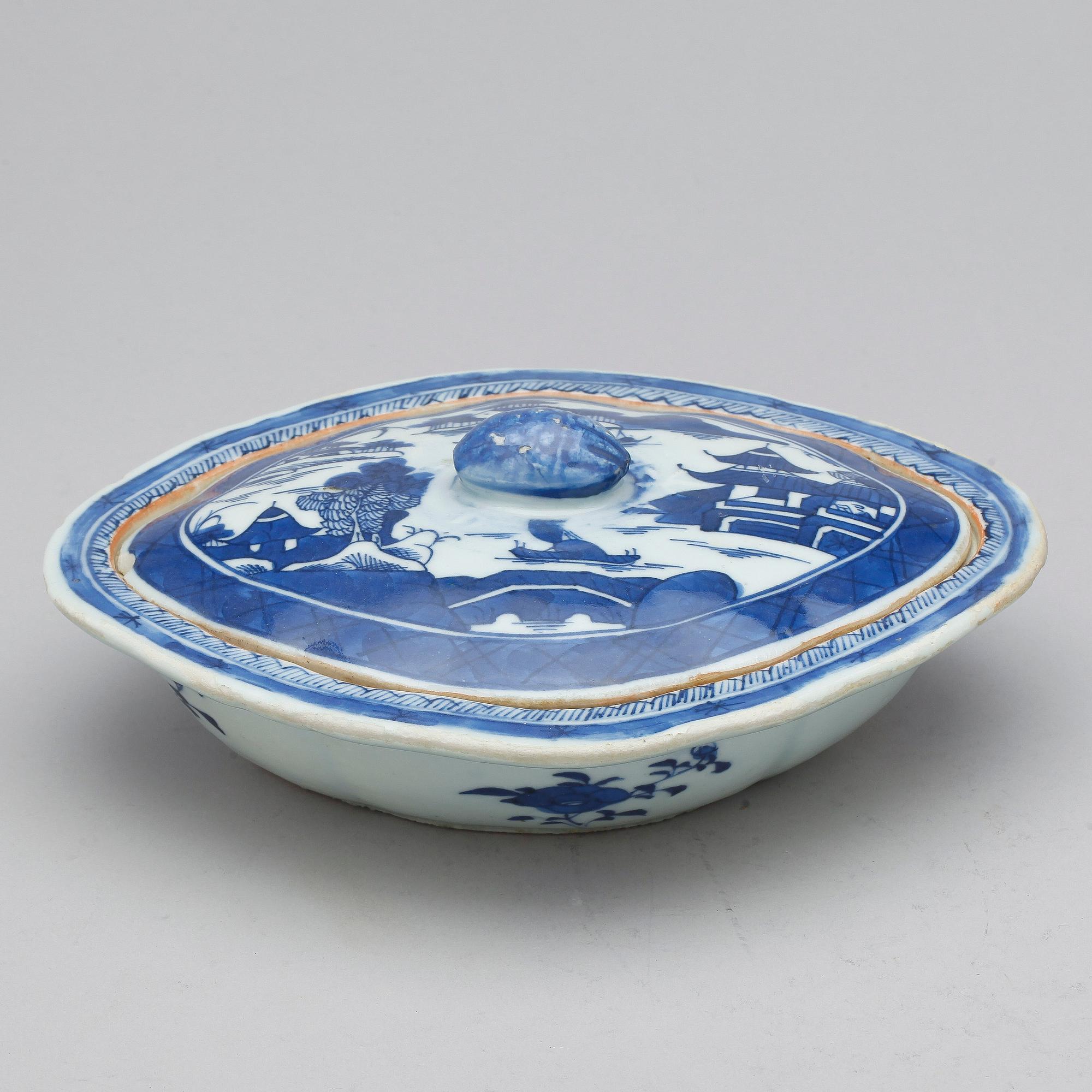 KAROTT MED LOCK, porslin, Kina, 1800-/1900-tal.