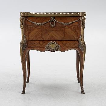 Skåp, Louis XV-stil, omkring år 1900.