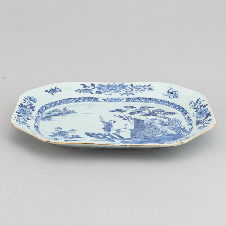 A blue and white serving dish, Qing dynasty, Qianlong (1736-95).