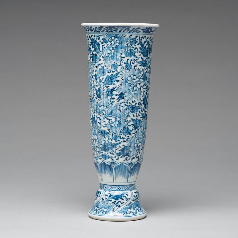 VAS, porslin. Qingdynastin, Kangxi (1662-1722).