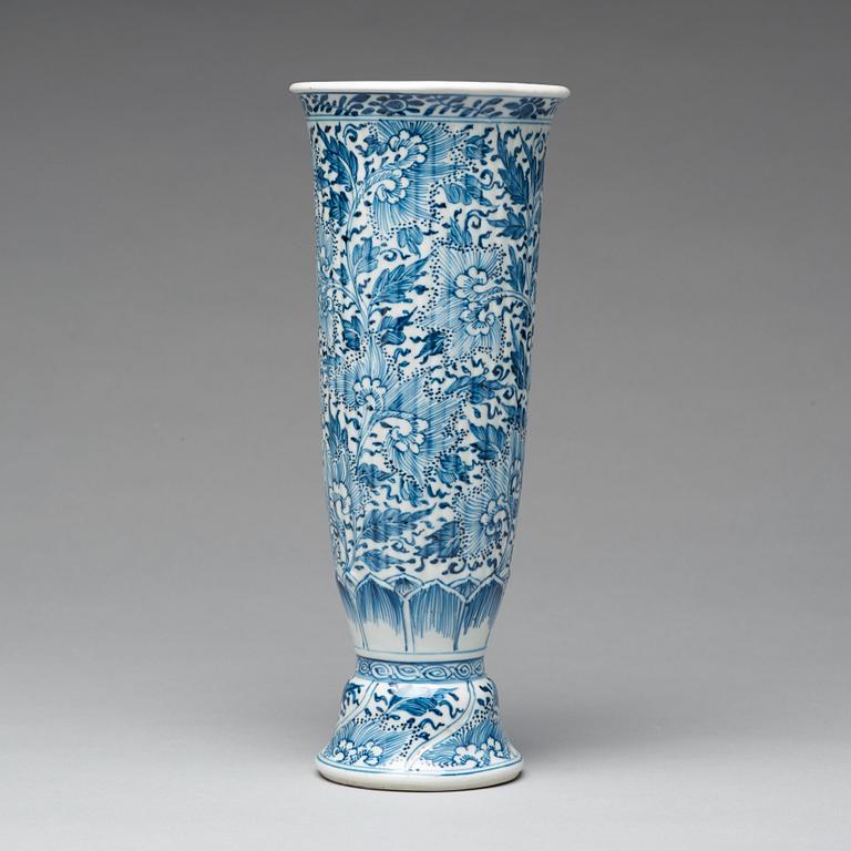 A blue and white vase, Qing dynasty, Kangxi (1662-1722).