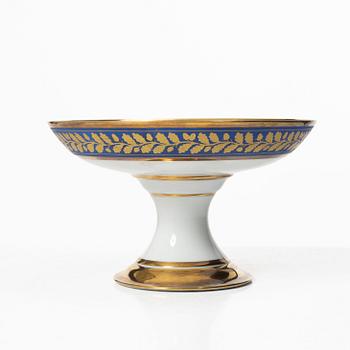 A pair of bowls on foot, 19th Century.