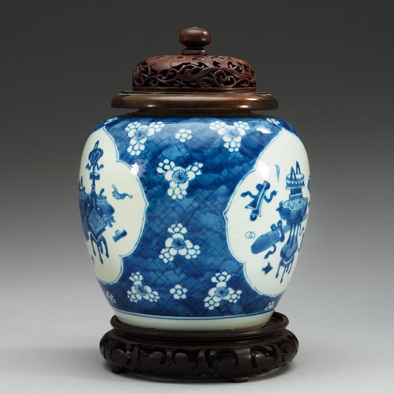 KRUKA, porslin. Qing dynastin, Kangxi (1662-1722).
