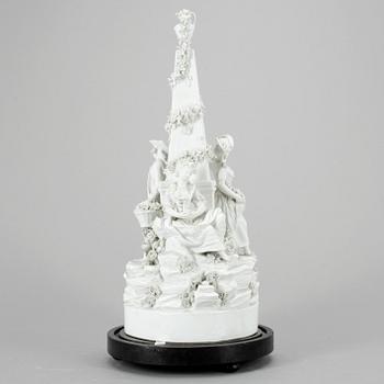 FIGURGRUPP, biskviporslin, Meissenliknande märke, 1900-tal.