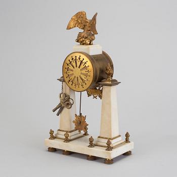 A FRENCH BRASS AND MARBLE TABLE CLOCK, first half of the 20th century.