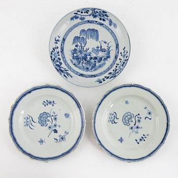 A pair of Chinese blue and white porcelain plates and a serving dish, Qing dynasty, Qianlong (1736-95).