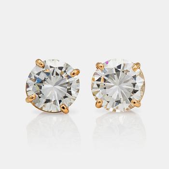 1203. A pair of brilliant-cut diamond earstuds. Total carat weight of diamonds 3.32cts.